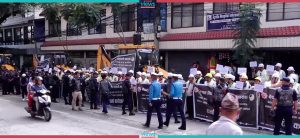Construction companies protest with equipment in front of PM Residence