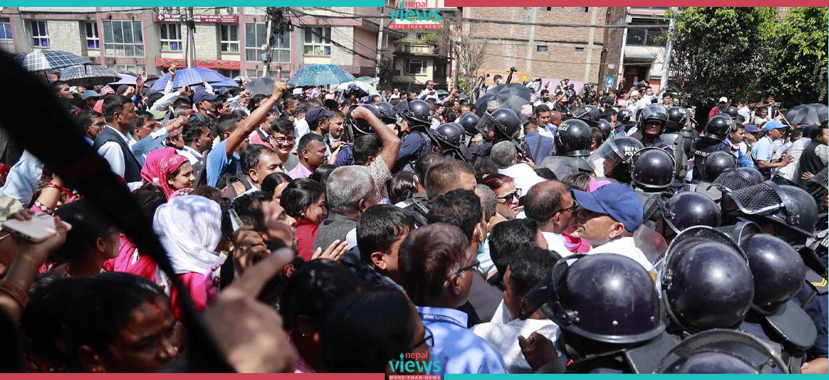 Scuffle between Police and Demonstrating Teachers (Photo Feature)