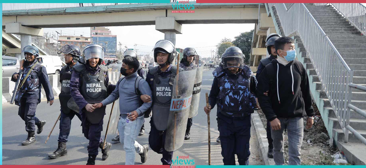 Police arresting demonstrators in huge scale (Photo Feature)