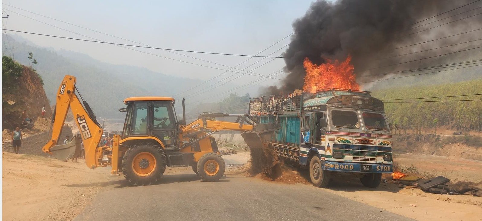 Truck blaze in fire  at Banchhetar