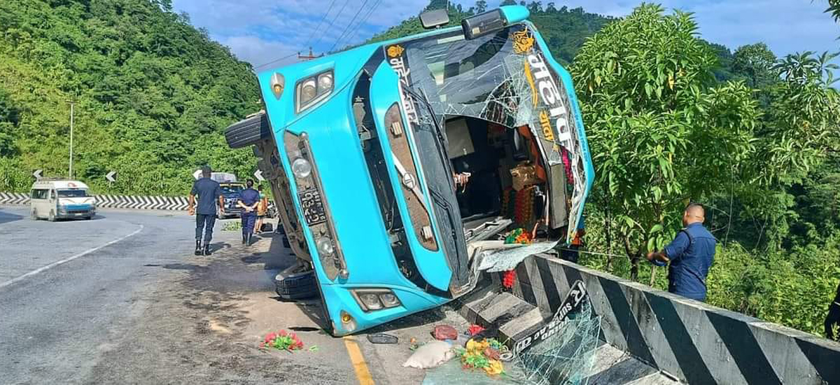 15 injured in road mishap