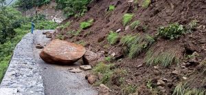 Landslide obstructs Beni-Darbang road