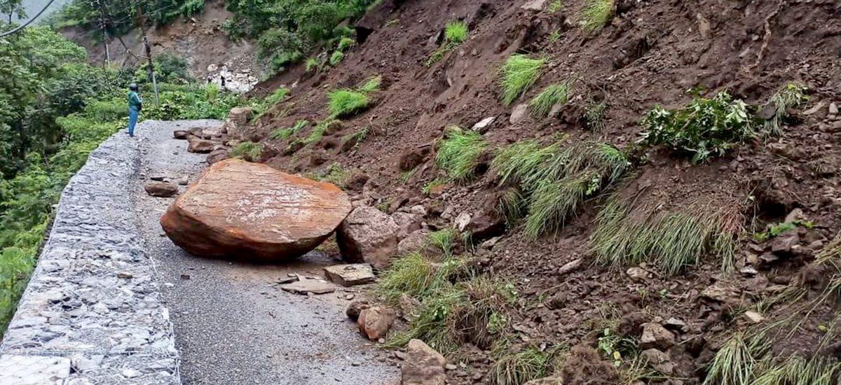 Landslide obstructs Beni-Darbang road