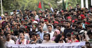 Bangladesh protesters seige presidential palace