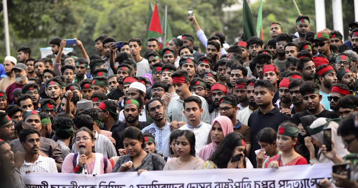 Bangladesh protesters seige presidential palace