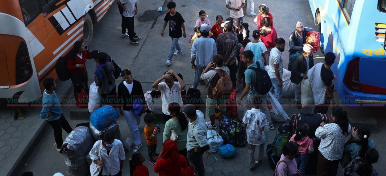 Around 100 thousand people leave Kathmandu Valley daily for home