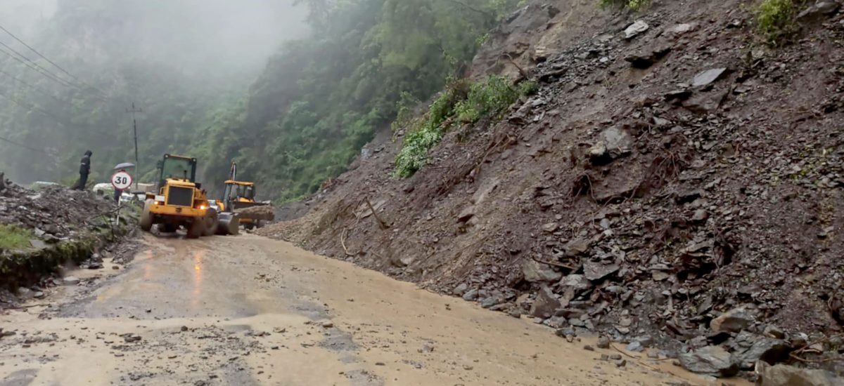 Traffic resumes one-way in Daunne