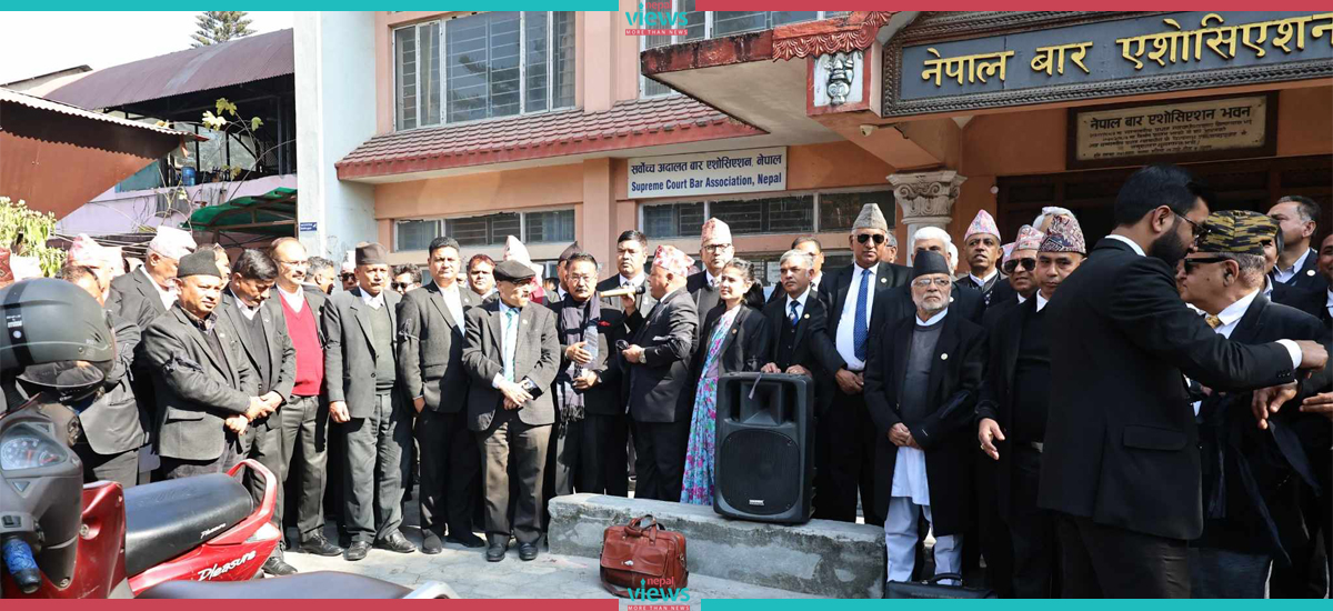 Law Practitioners demonstrate wearing black ribbons against assault upon Senior Advocate Tripathi (Photo Feature)