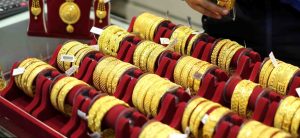 Slight rise in gold price, silver stable