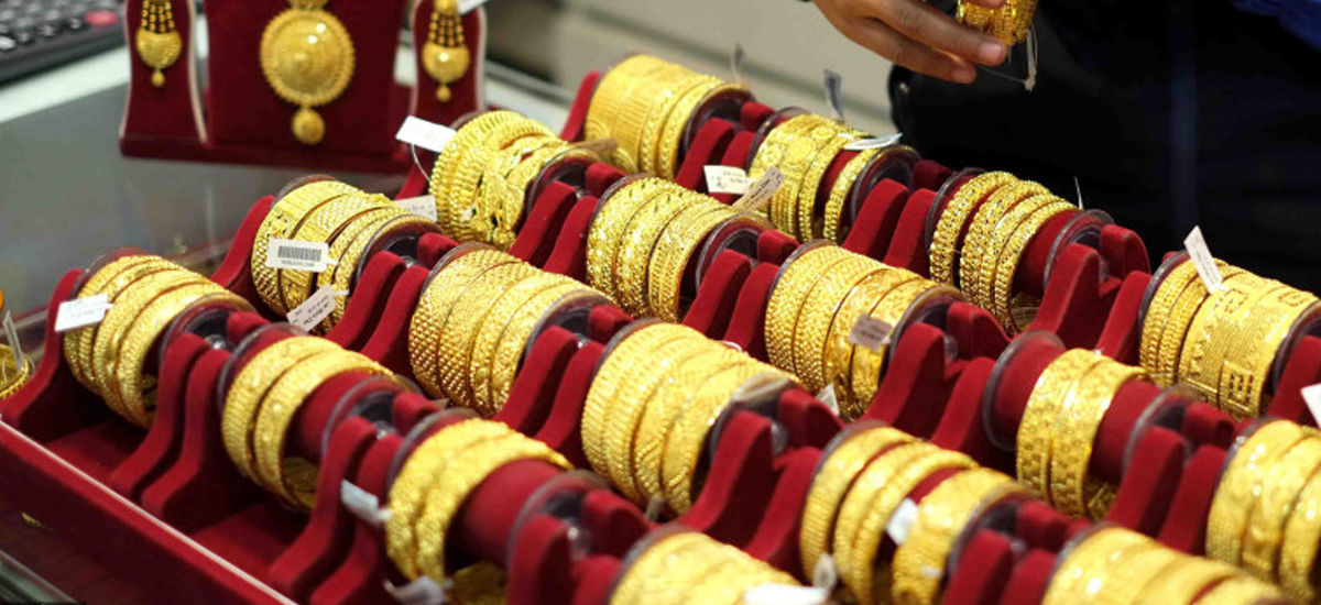 Slight rise in gold price, silver stable