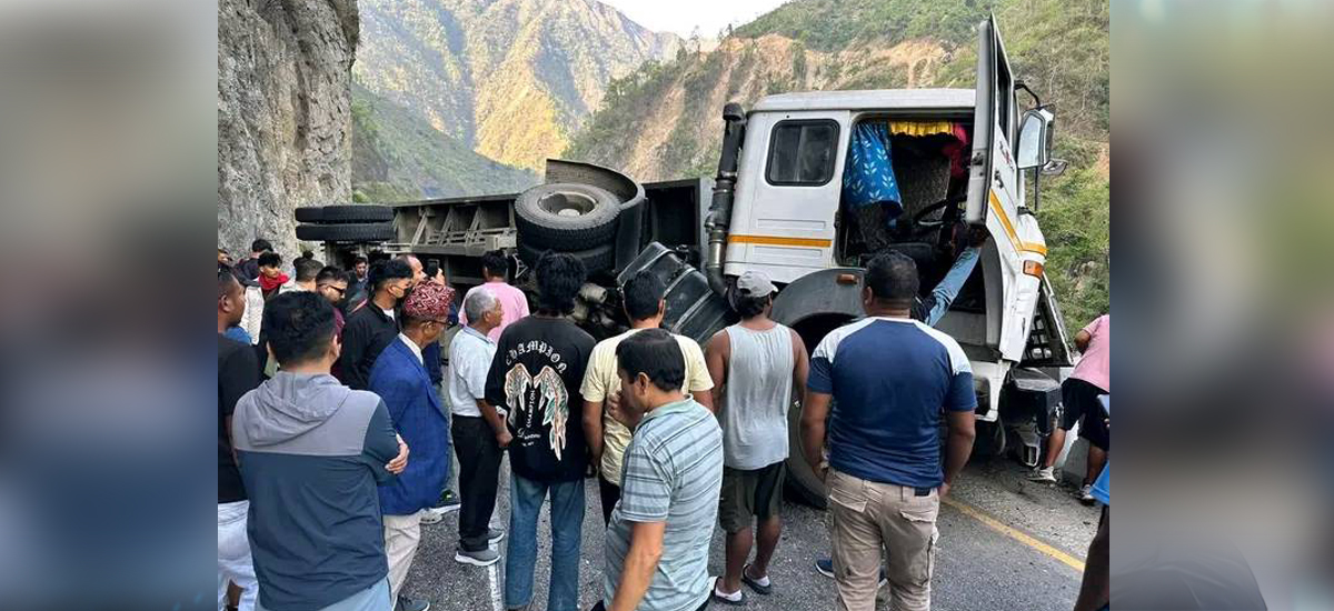 Narayanghat-Muglin blocked after truck carrying coal crashes