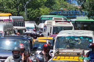 Ambulance stuck in traffic, Public’s horn honking protest (Photo Feature)
