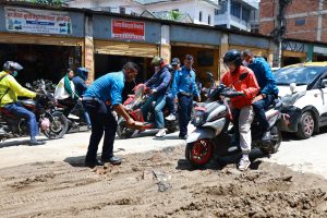 Traffic Police use shovel to clear roads (Photos)
